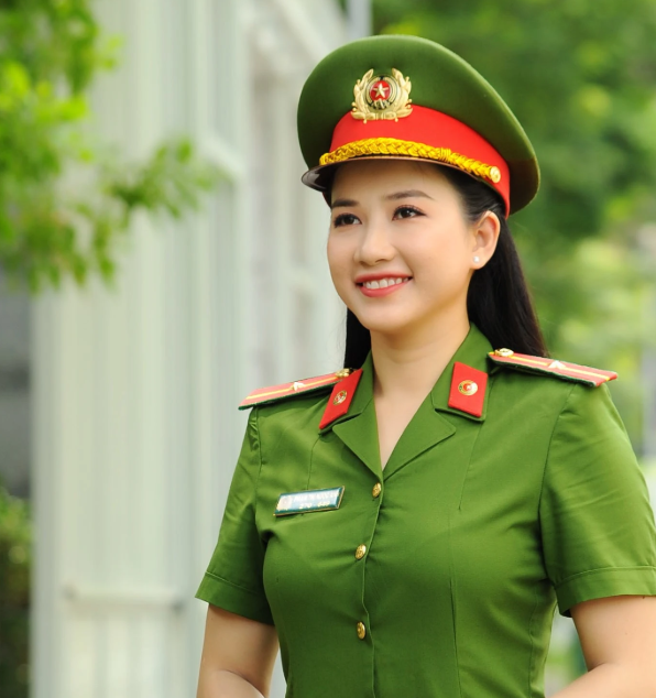 Học sinh nữ ngồi tự học trước máy tính và sổ ghi chép, minh hoạ bài viết về nữ thi công an quân đội