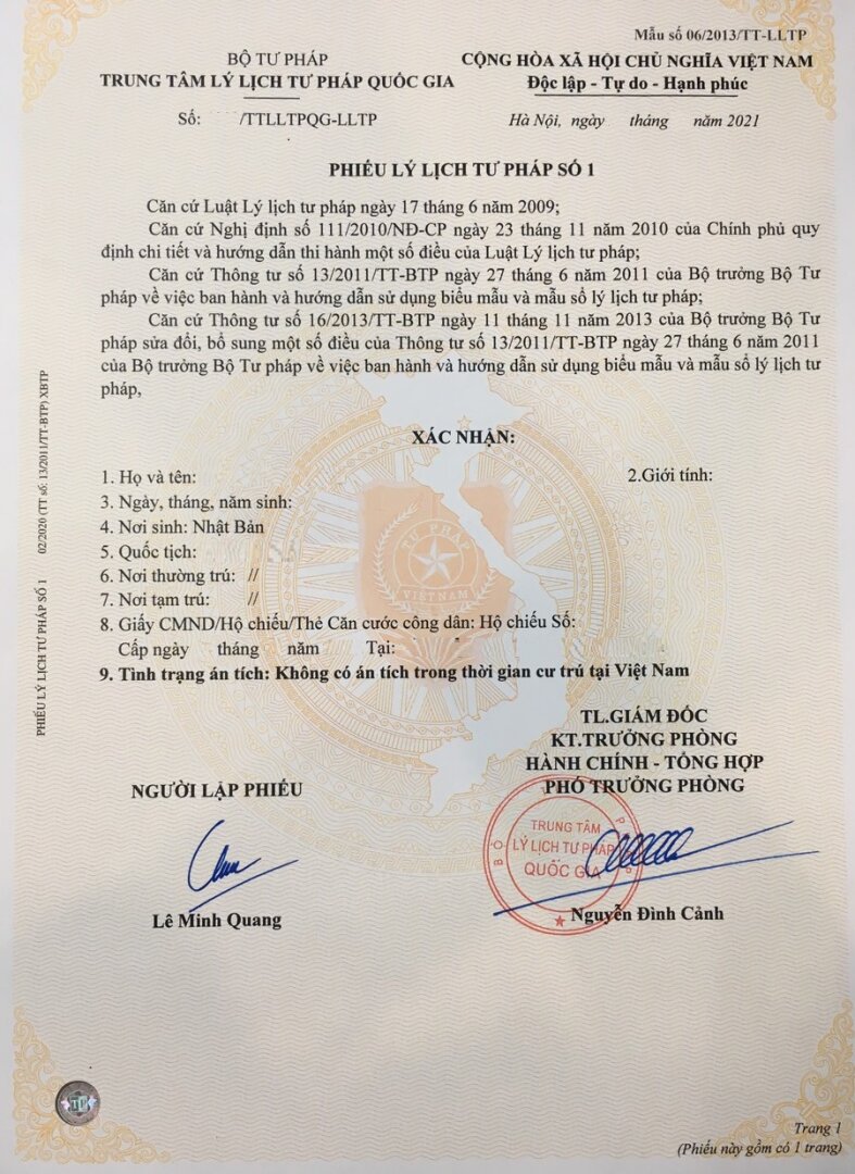 Bàn tay cầm bút điền vào tờ khai giấy trên bàn gỗ, minh hoạ việc kê khai lý lịch khi đăng ký sơ tuyển Công an, Quân đội