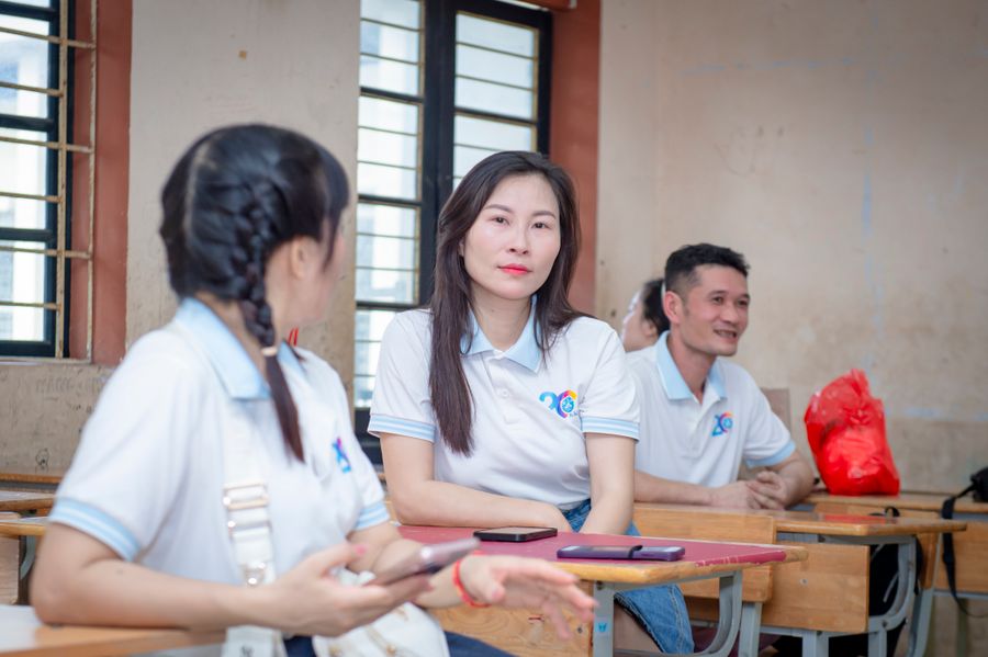 Giáo viên lắng nghe phụ huynh trao đổi