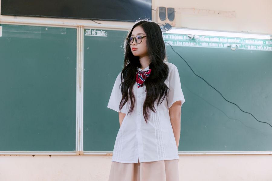 Học sinh đứng trước bảng trong lớp học