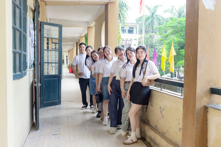 Học sinh trên hành lang trường học, minh hoạ quy định điều động thuyên chuyển giáo viên